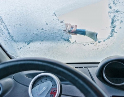 چگونه شیشه ی خودروی خود را یخ زدایی کنیم؟