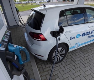 توسعه گسترده شبکه شارژ خودروهای برقی آلمان