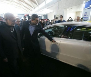 وزیر صنعت از غرفه ایران خودرو بازدید کرد