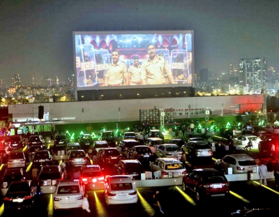 افتتاح نخستین سینما خودرو روباز و پشت بام جهان در هند