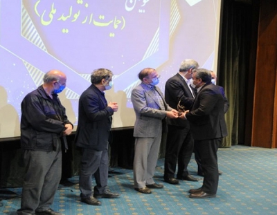 ایران خودرو نشان ملی جشنواره حاتم را دریافت کرد